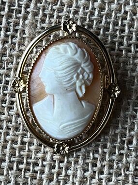 Vintage Cameo Victorian Pendant Brooch